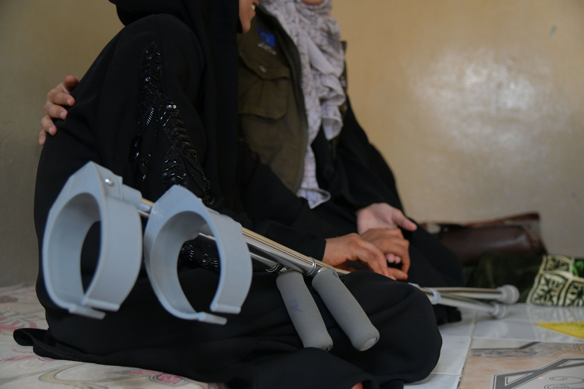 Nadin, de 13 años, perdió una pierna debido a un bombardeo de artillería. Recibió ayuda de Save the Children, pero aún está esperando sus prótesis. Foto de Zaid Shaker/Save the Children.