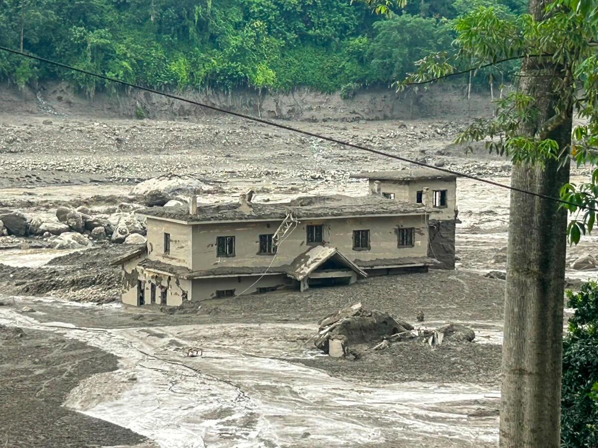 Una vivienda rodeada de barro y escombros en el distrito de Rasuwa, tras las graves inundaciones que asolaron la zona Inundaciones en Nepal