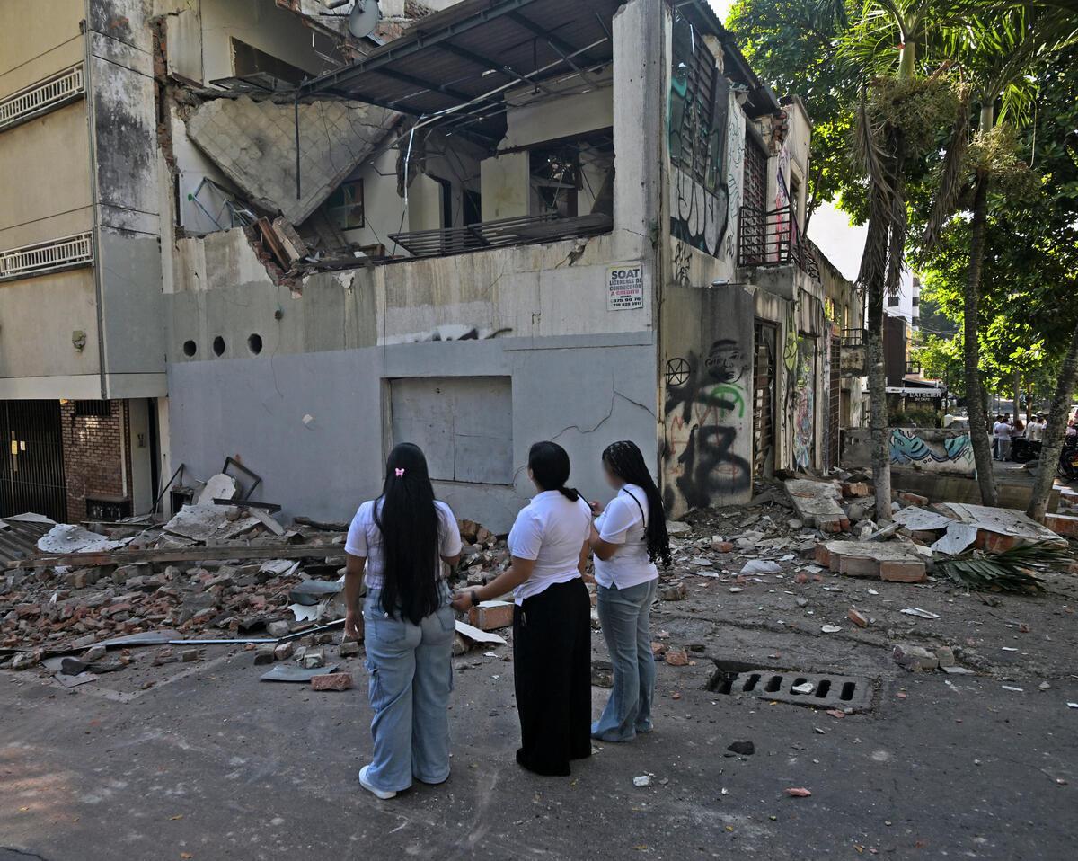 Unas mujeres observan un edificio dañado tras uno de los terremotos que sacudieron Cali, Colombia, el 10 de agosto de 2026. Un potente terremoto sacudió Colombia y otros países latinoamericanos el 10 de agosto de 2026 Terremoto en Colombia