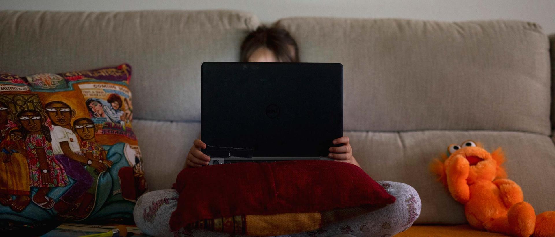 Niña expuesta a contenidos online Niña que mira pantalla online