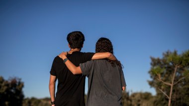 Dos adolescentes en parque
