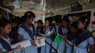 Niñas de India leyendo en un autobús