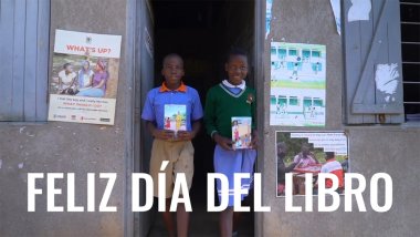 Día del libro - Dos niños con libros en sus manos