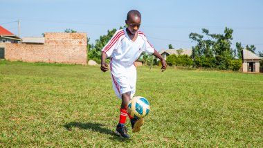 Kello - Un niño jugando al fútbal