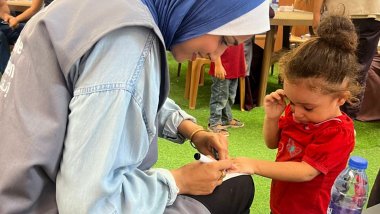 Personal de Save the Children administra vacunas contra la polio a niños y niñas en Gaza
