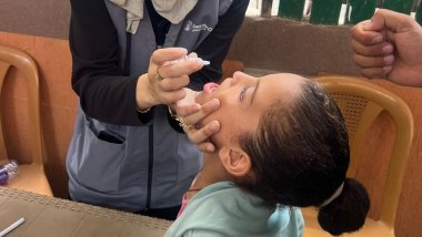 Personal de Save the Children administra vacunas contra la polio a niños y niñas en Gaza