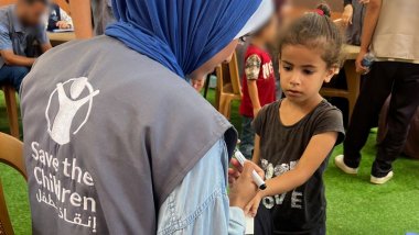 Personal de Save the Children administra vacunas contra la polio a niños y niñas en Gaza