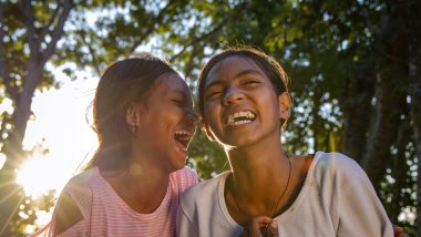 Día de la niña 2024 - Dos niñas sonriendo