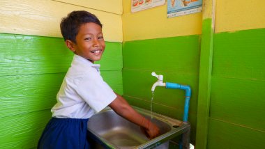 dia del clima_niño en escuela con agua potable