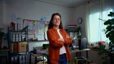 mujer en oficina