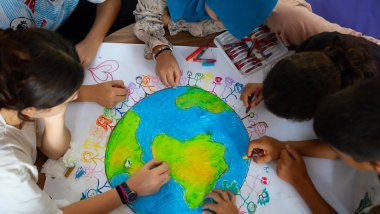 niños pintando