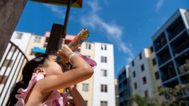 niña mirando al cielo