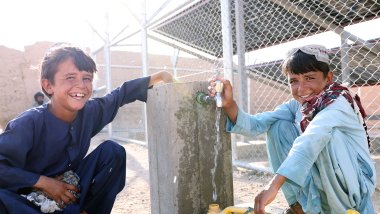 Nabi y Rashid cerca de una nueva fuente de agua - Save the Children en Afganistán