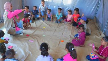 niños y niñas sentadas en una clase