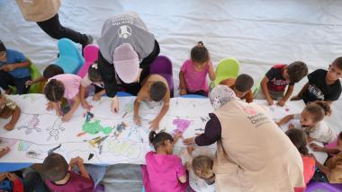 niños y niñas en una escuela en Gaza
