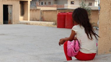 Niña siria sola refugiada