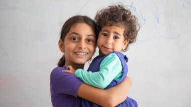 Alizeh con una amiga en el espacio amigable para niñas y niños.