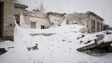 Ucrania edificios bombardeados con nieve