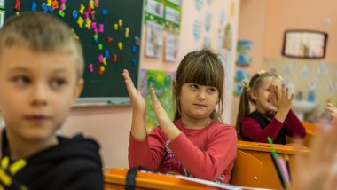 Niña en una escuela de Ucrania