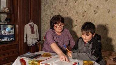 Familia en Ucrania. Un niño con su madre