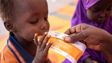 Sayid recibe alimento terapéutico en un centro de Save the Children en Somalia
