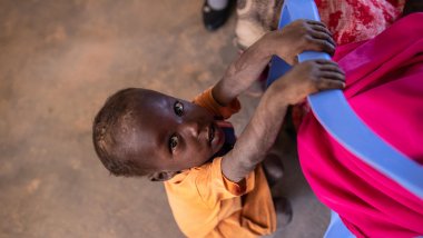 Sayid es atendido en un centro materno infantil de Save the Children en Somalia