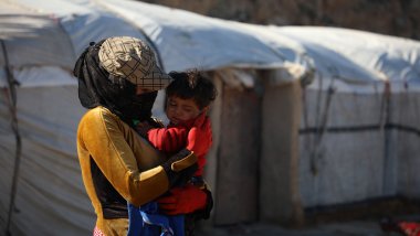Zaina con su hijo en un campo de refugiados sirios