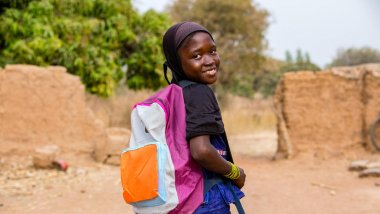 Niña se dirige al colegio en el Sahel