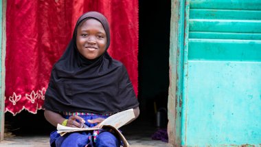 niñas con libro en sus manos - Sahel