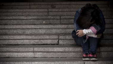 Artículos menos Covid más suicidios - chica llorando en una escalera