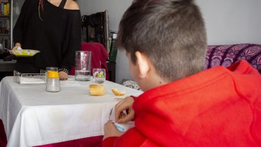 Pobreza España- familia comiendo A tu lado