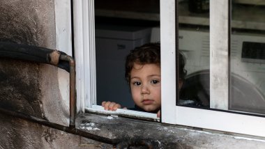 Informe pobreza Europa - Un niño mirando fuera de una ventana