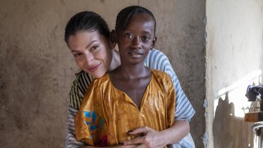 Úrsula Corberó contra el matrimonio infantil Save the Children - Foto de Úrsula con una niñas en Kolda, Senegal