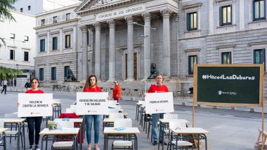 Acto delante del congreso con pancartas