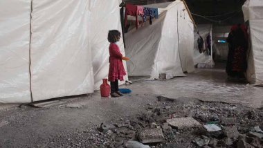 Niña siria en campo de refugiados