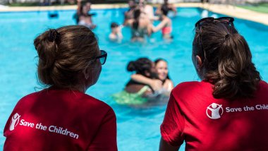 Piscina campamento de verano Save the Children Juegos campamento de verano