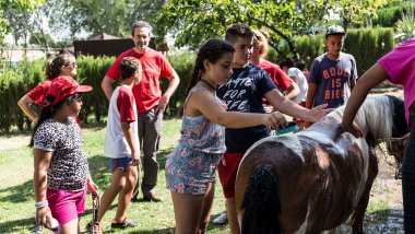 Niña juega en el campamento de Svave the Children Campamento de verano 2019