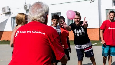 Voluntarios juegan con niños