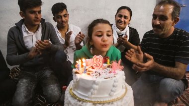 Diana, niña siria refugiada, celebra su cumpleaños