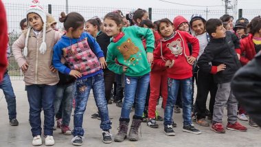 Diana, niña siria refugiada, puede jugar en un campo de acogida Diana, niña siria refugiada, puede jugar en un campo de acogida