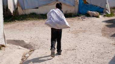 Siria: un niño en un campo de refugiados