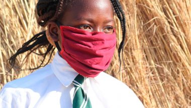 Niña en Zimbabwe con mascarilla