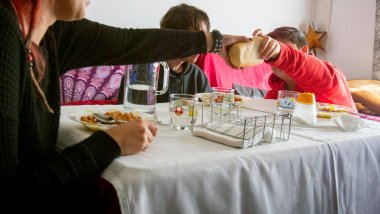 Familia vulnerable en España sentada en la mesa