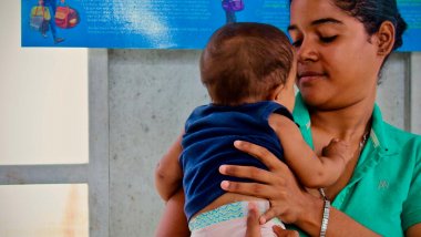 Madre venezolana en busca de atención médica
