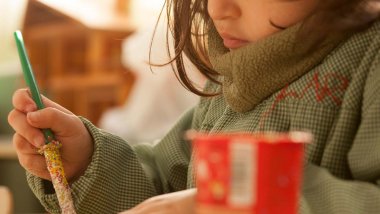 Una niña en una guardería en España Niña en guardería