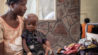 Neumonía - Un niño en un hospital de Save the Children en África