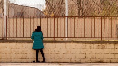 Revictimización víctimas abusos sexuales - Una niña sola en un pasillo