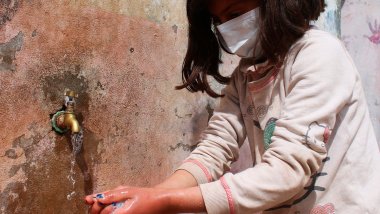 Niña siria lavándose las manos - coronavirus