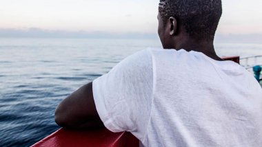 Help line Save the Children - Adolescente migrante solo en un barco