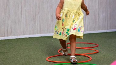 Niña jugando sola en una guardería